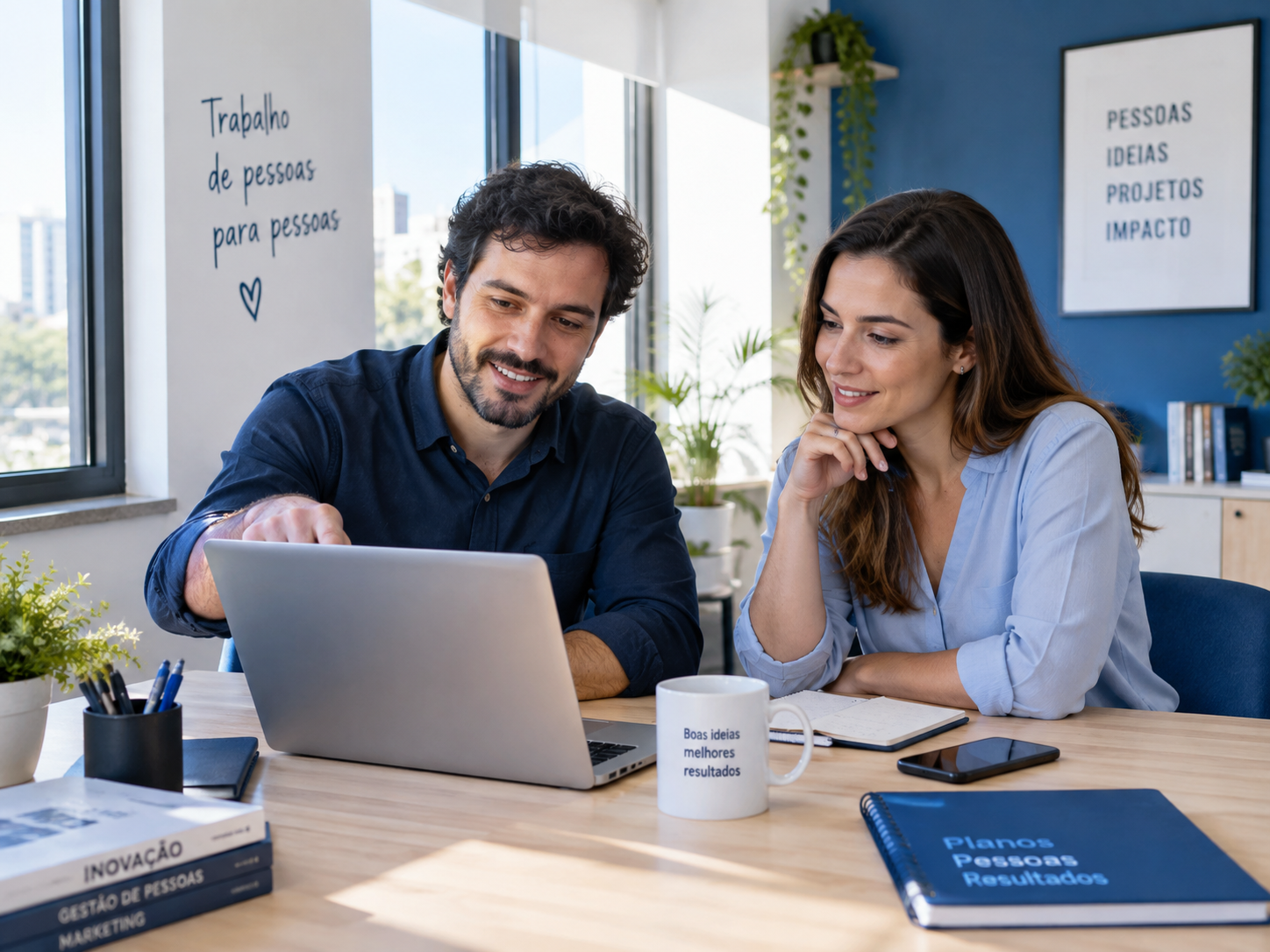 Pessoas conversando e consultando um computador